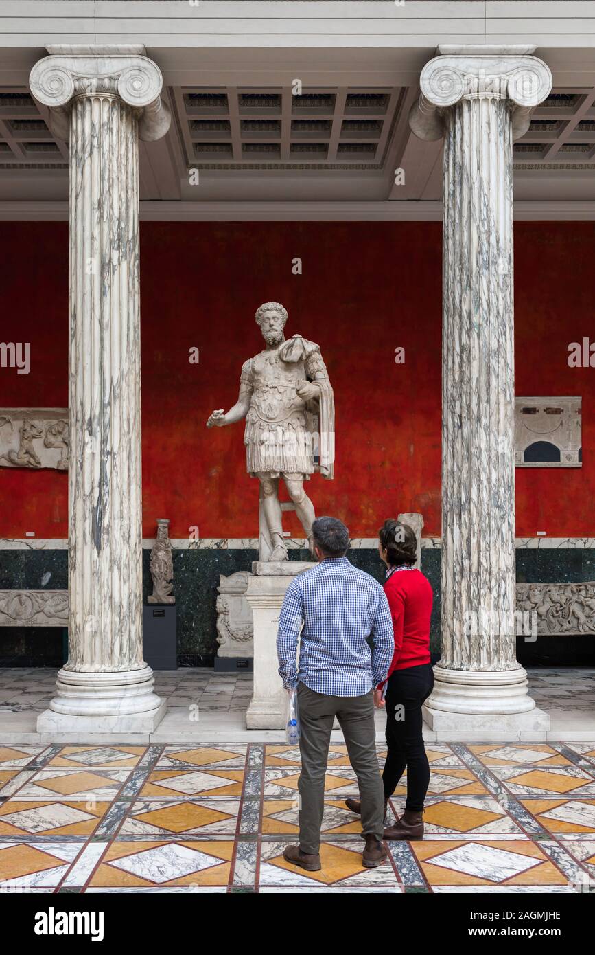 Glyptotek de Copenhague, vue arrière d'un couple l'étude d'une statue de l'empereur Marc Aurèle dans l'intérieur de la colonnade Kampmann Glyptotek, Copenhague Banque D'Images