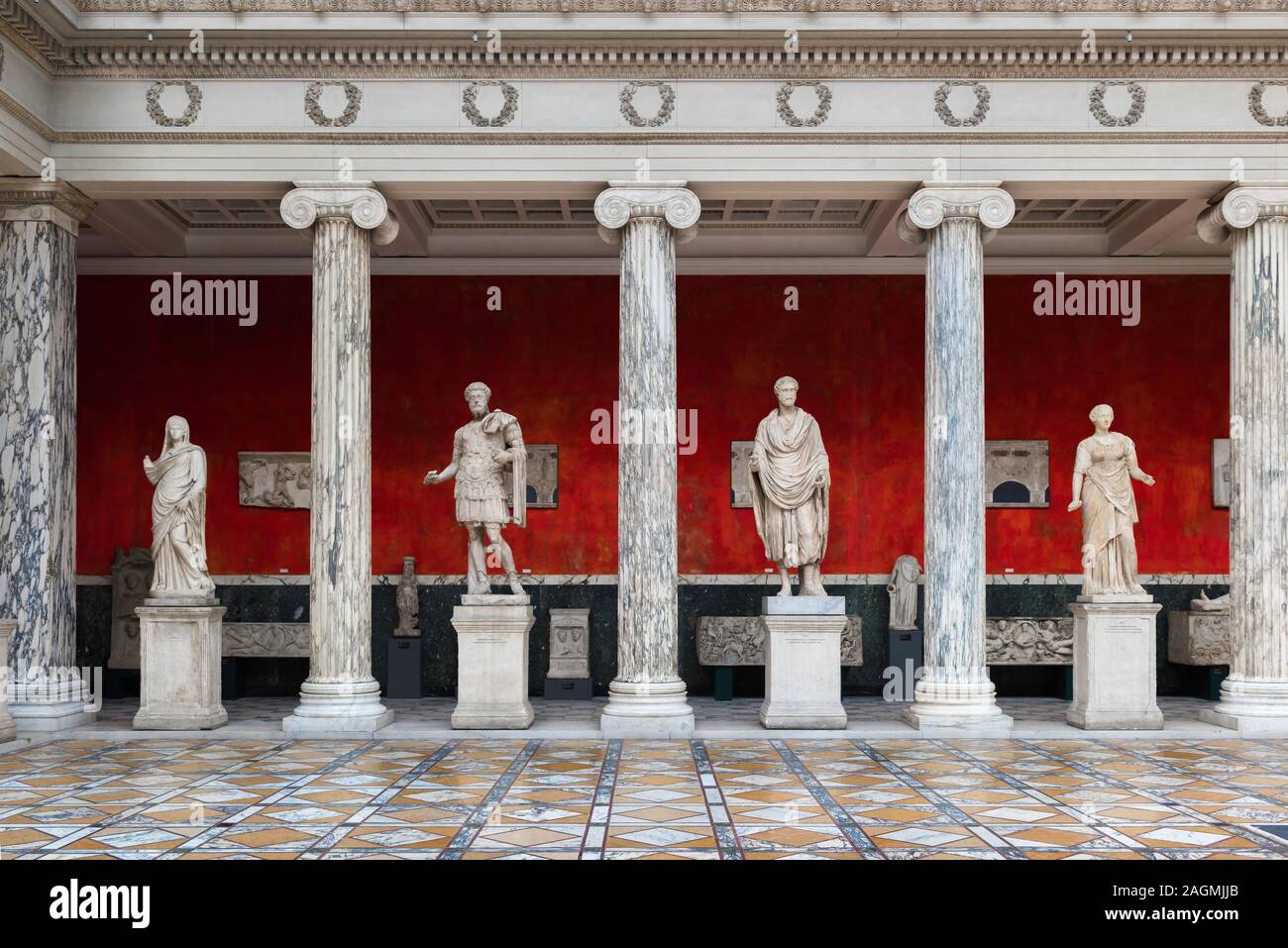 Empereur romain statue, voir des statues d'empereurs Marc Aurèle (100. à gauche) et Antonin (100. à droite) situé dans la Glyptotek Museum, Copenhague. Banque D'Images