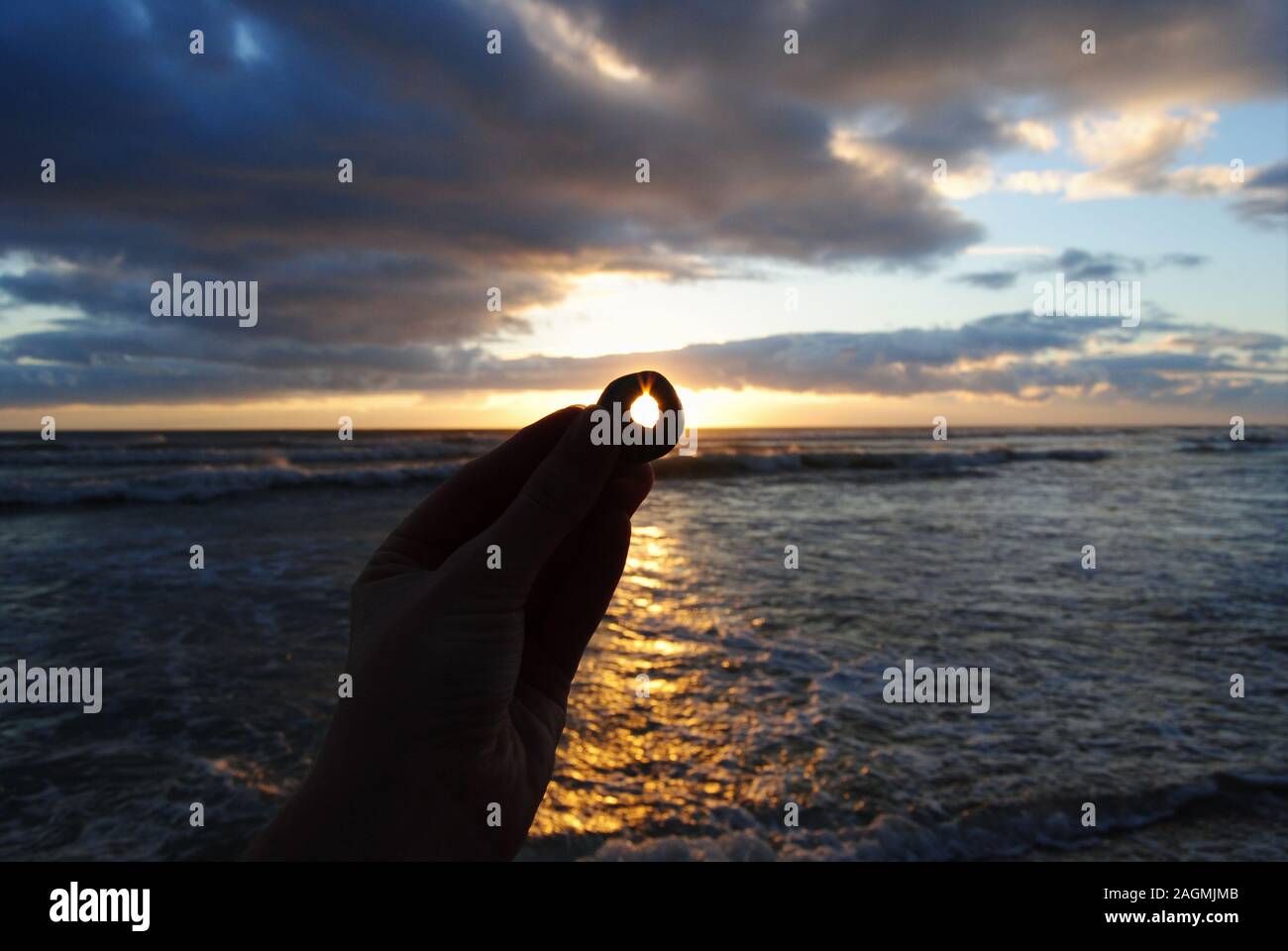 Coucher du soleil à travers une pierre Banque D'Images