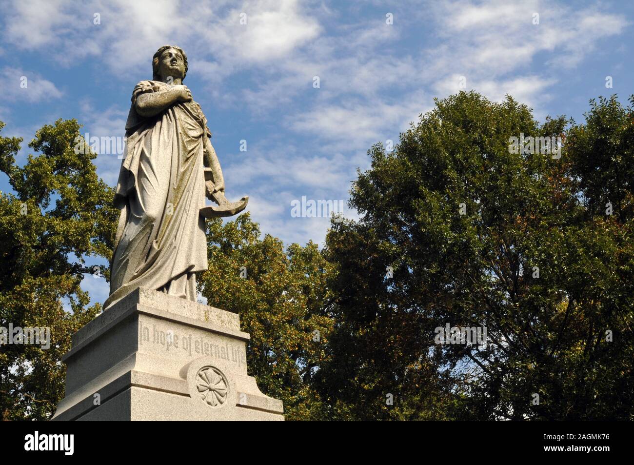 Un monument marque une tombe du cimetière Bellefontaine à Saint Louis, Missouri. Le cimetière historique a été fondé en 1849. Banque D'Images