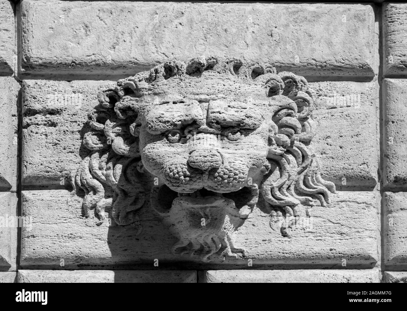 Le lion - un symbole de force et de bravoure - est représenté dans de nombreuses villes de Toscane subjuguées par Florence. Ici sur un bas-relief à Montepulciano. Banque D'Images