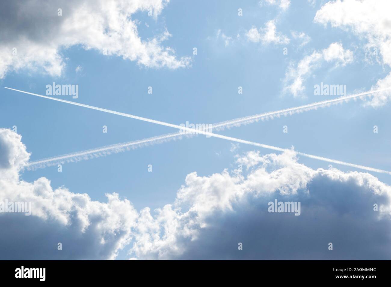 Deux sentiers plan croix dans le ciel, ce qui en fait l'air d'un Écossais géant St Andrew's flag. Banque D'Images