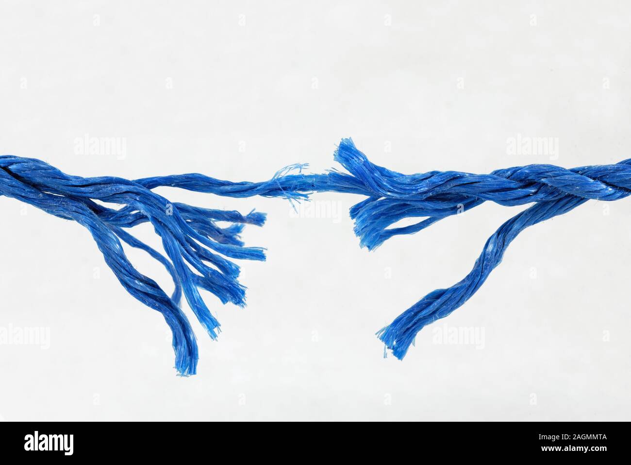 Effilochures corde bleu sur fond blanc montrant concept de rupture, le stress, la tension, sous pression. Avec un espace réservé au texte Banque D'Images