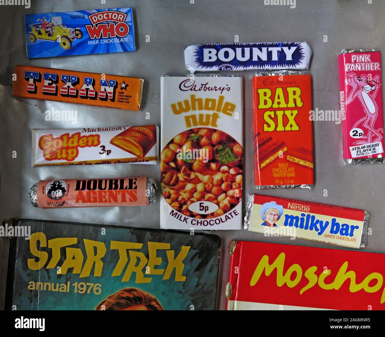 Sélection rétro de barres de chocolat britanniques des années 1970, avec des emballages nostalgiques de marques de confiseries classiques et discontinuées Banque D'Images