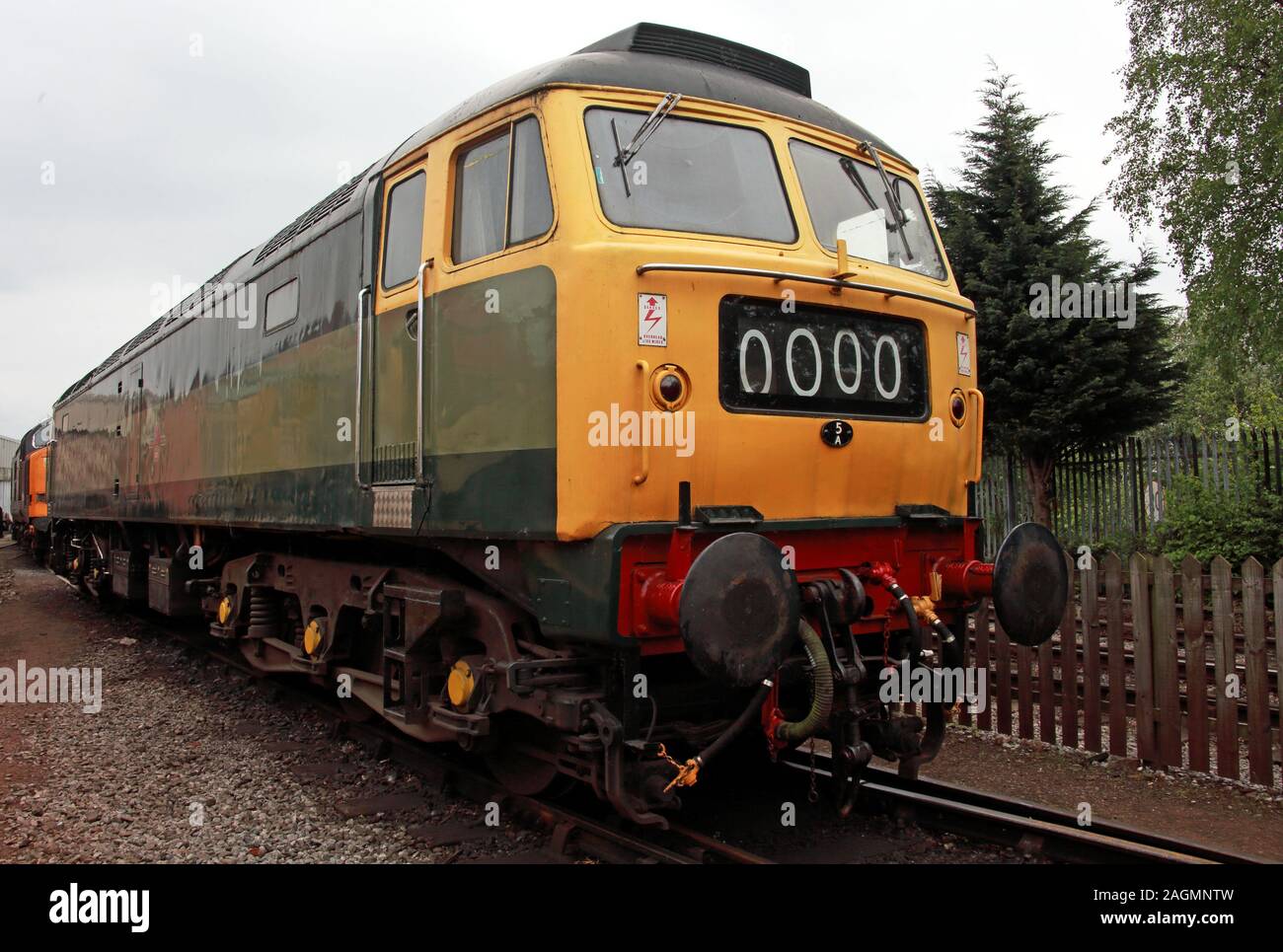 Moteur diesel rail britannique classe 48, en livery vert et jaune - 0000 , MI 45, Brush Type 4, dans la cour de marchandises, Angleterre, Royaume-Uni Banque D'Images
