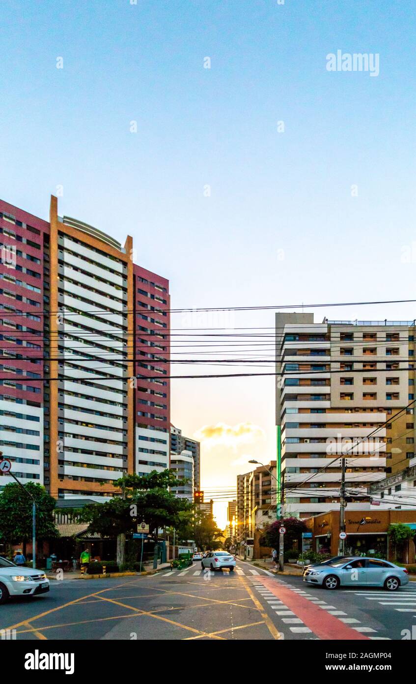 Coucher de soleil dans la région résidentielle de la ville de Fortaleza in Nord-est du Brésil Banque D'Images