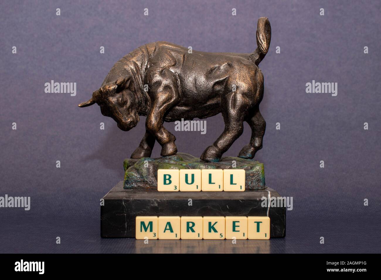 Marché de Bull Bull est représenté par un sentiment quand est élevé et les marchés financiers sont en hausse. Banque D'Images