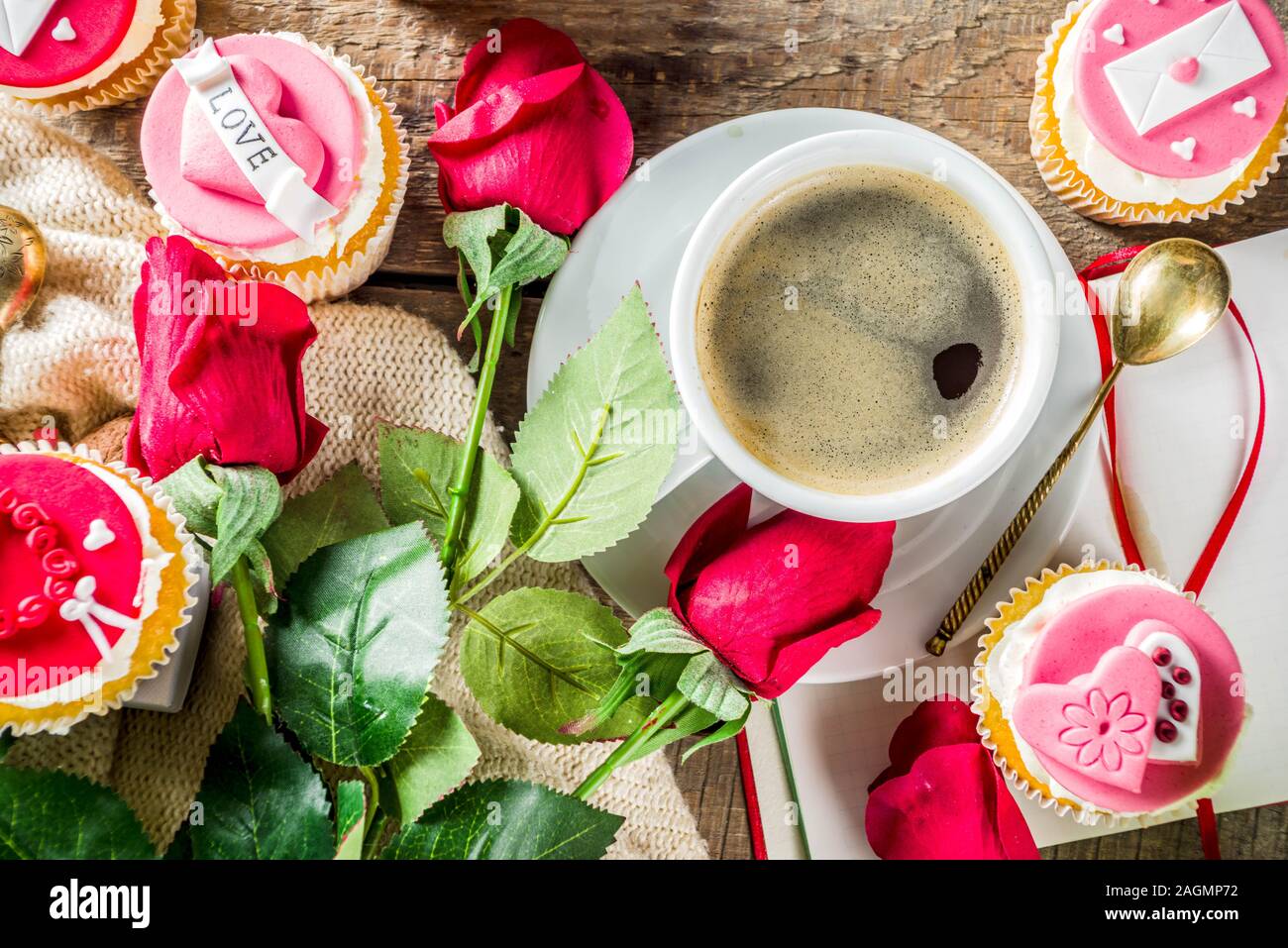 Valentine matin sweetheart scène. Petit-déjeuner le jour de la Saint-Valentin le 14 février. Creative Sweet cupcakes avec de la crème fouettée et de décor l'amour, la Saint-Valentin, s Banque D'Images