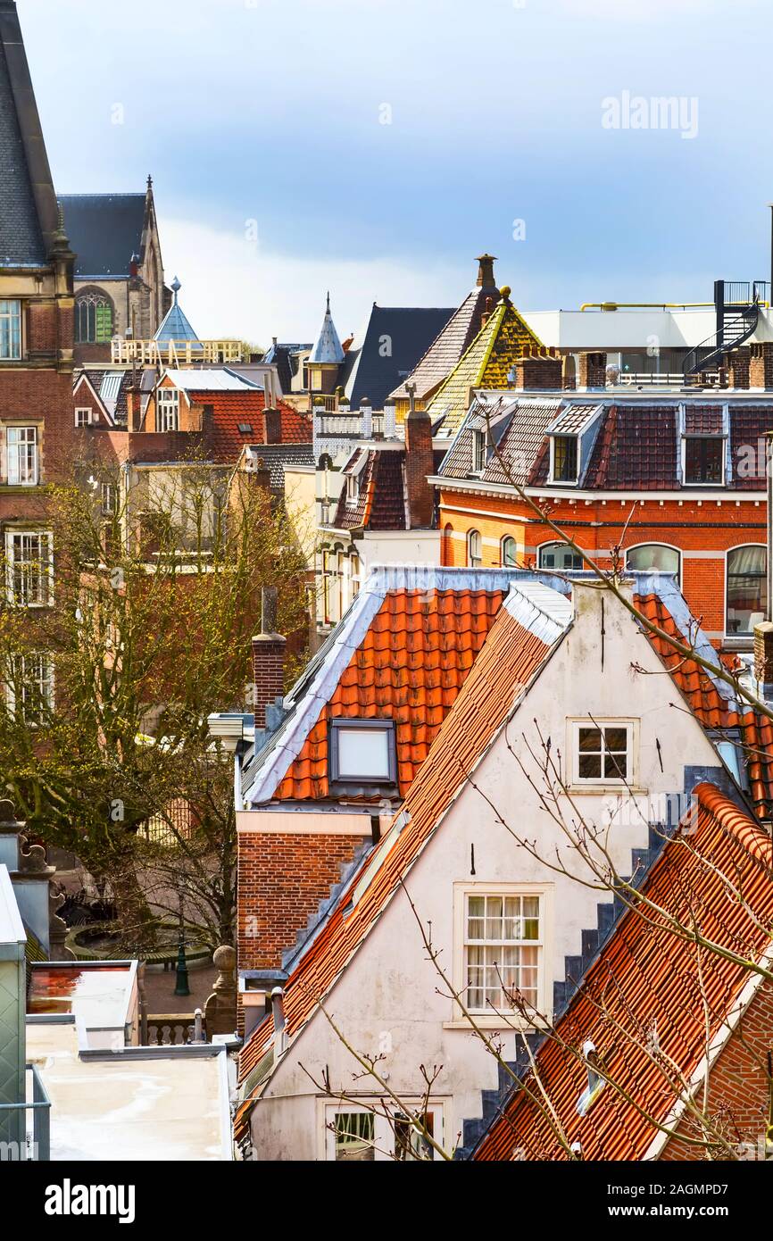 Vue aérienne de la ville avec des maisons traditionnelles et des toits rouges à Leiden, Pays-Bas Banque D'Images