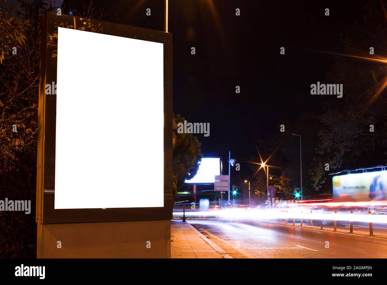 L'extérieur de panneaux publicitaires, immersive, cadre vide copie Espace pour logo et texte. Style moderne télévision pancarte. Une bannière de rue photo de nuit, long e Banque D'Images