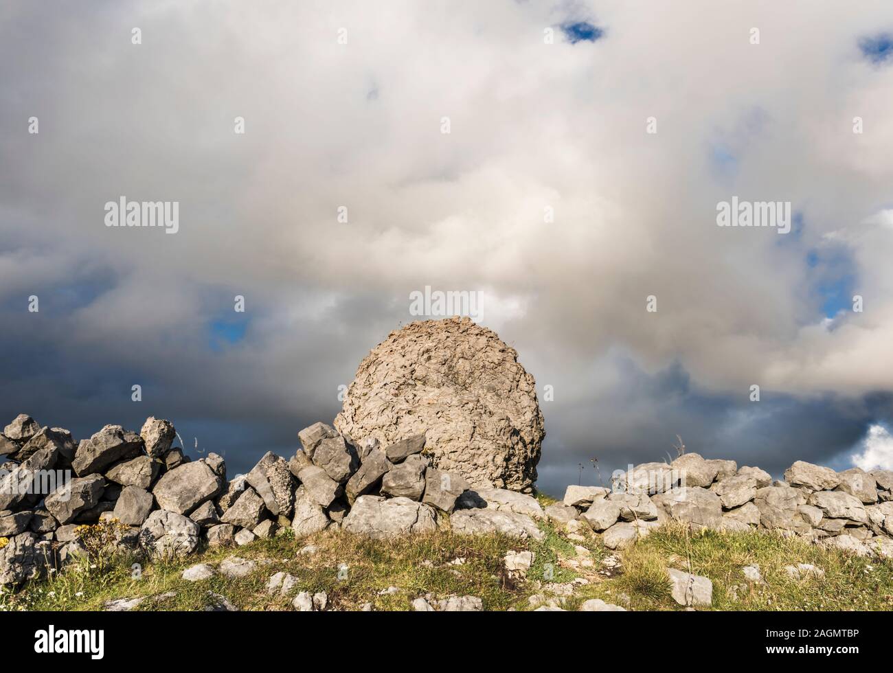 De grands blocs erratiques derrière un mur de pierre à Poulsallagh près de la côte atlantique du Burren, comté de Clare, Irlande Banque D'Images