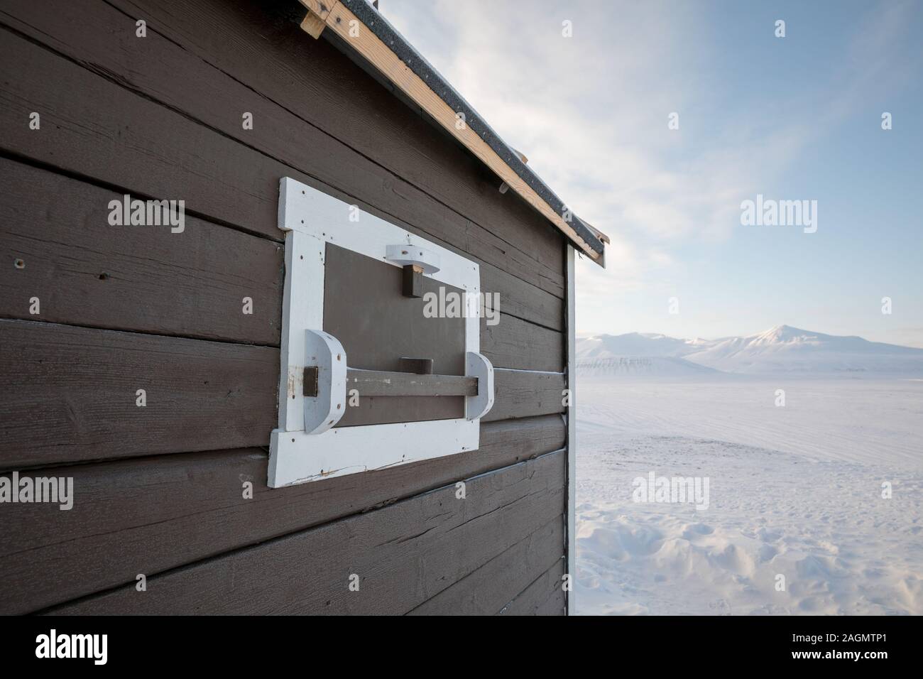 Volets de l'ours polaire sur une petite cabane à Svalbard, Norvège Banque D'Images