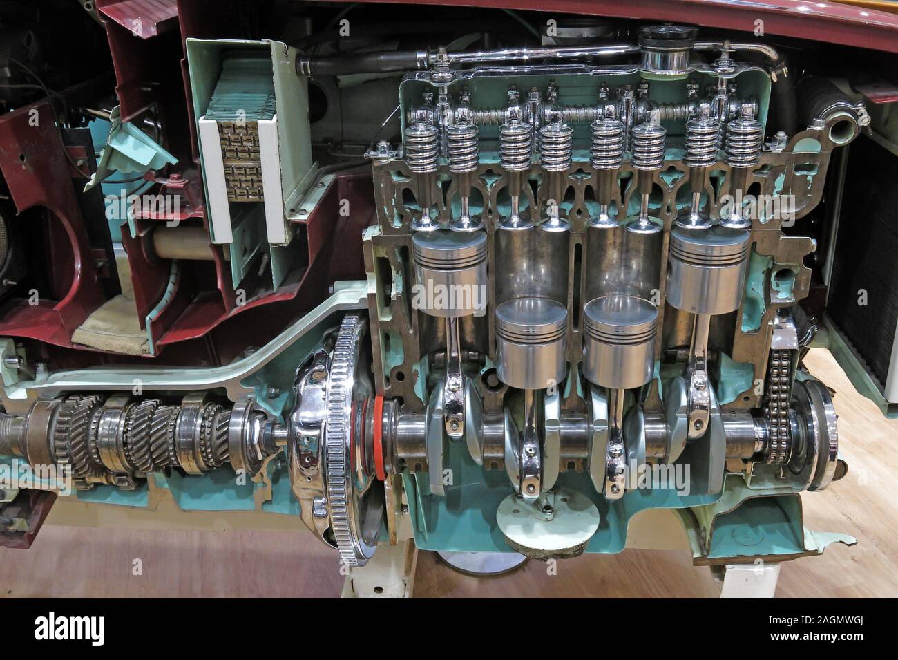 Coupe montrant le détail traditionnel du moteur à combustion interne à essence, le moteur de voiture Jaguar, alimenté par du pétrole fossile qui provoque le changement climatique Banque D'Images