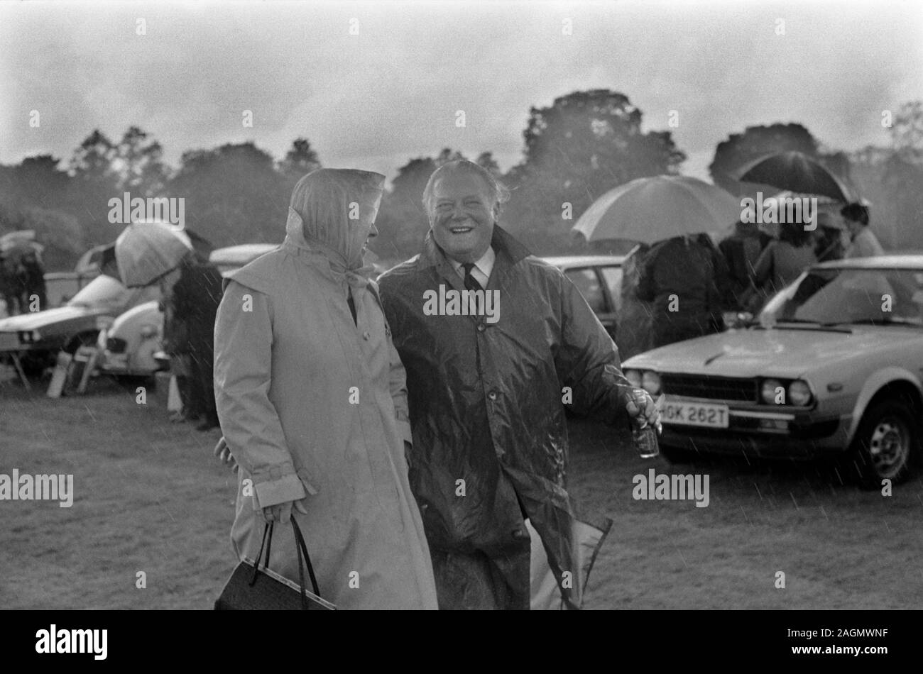 Mauvais temps Uk 1980 personnes à Cowdray Park Polo Club 1981 se mettre à l'eau pendant la pause déjeuner pique-nique en plein air UK HOMER SYKES Banque D'Images