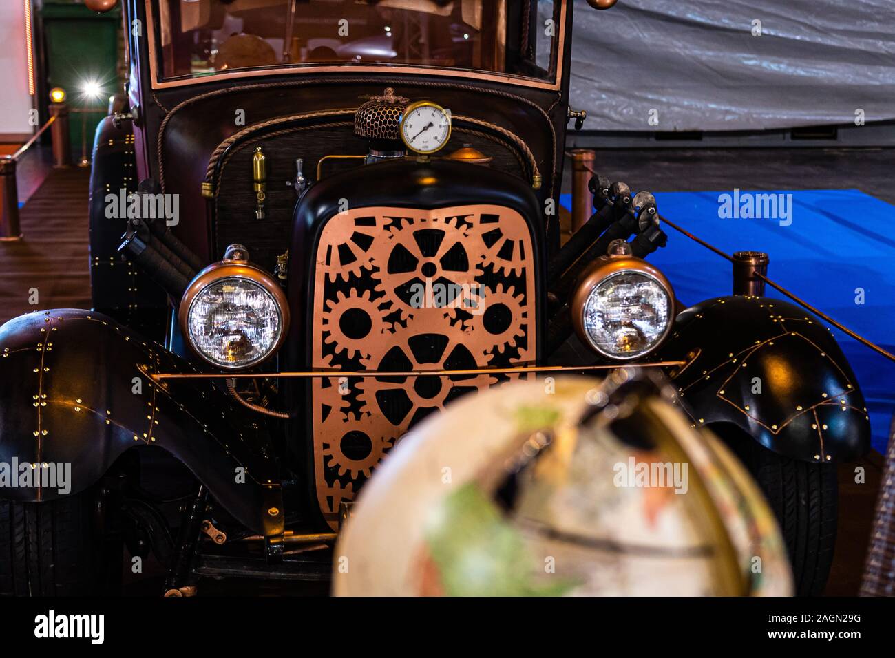 Riga, Lettonie - 12 Avril 2019 : Un vieux monde avec une voiture style steampunk dans l'arrière-plan - image Banque D'Images