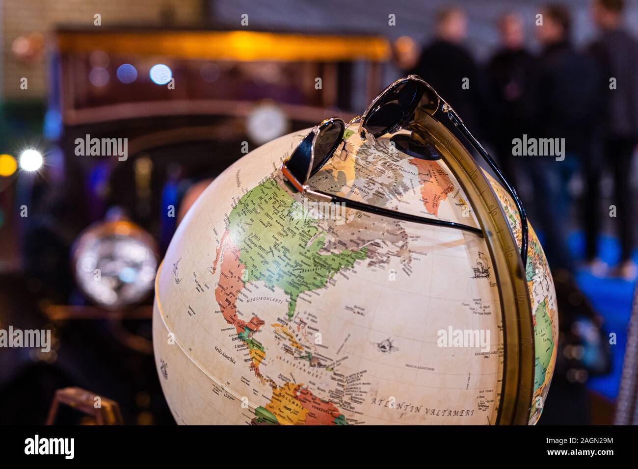 Riga, Lettonie - 12 Avril 2019 : Un vieux monde avec une voiture style steampunk dans l'arrière-plan - image Banque D'Images