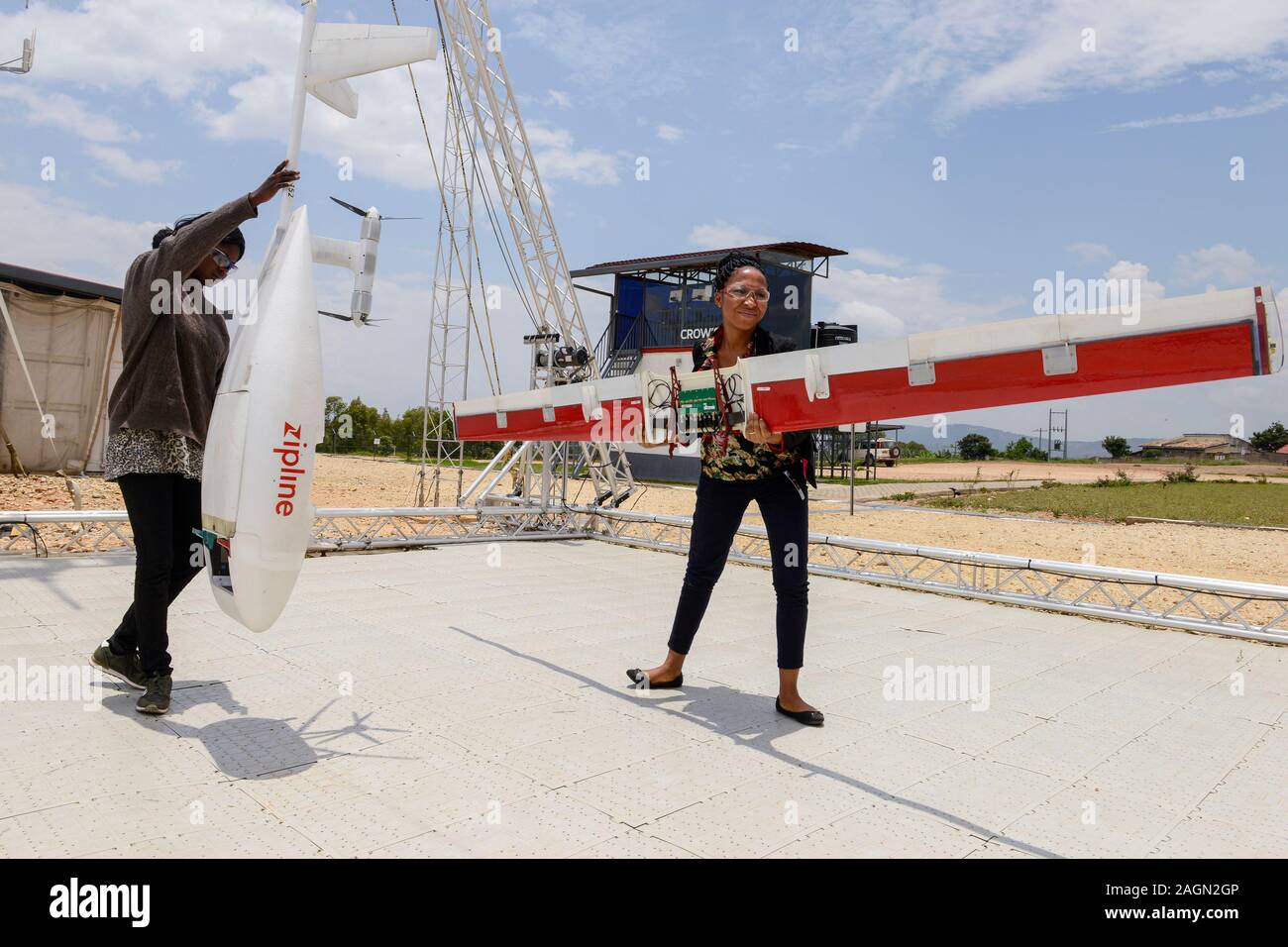 Le RWANDA, Gitarama, Muhanga, drone tyrolienne tyrolienne , l'aéroport est une start-up américaine et livre de préserver le sang et les médicaments par drone pour les centres de santé ruraux, la batterie conduit 2 Zip peut se déplacer à une vitesse autour de 79 miles par heure 3,85 livres de fret et a une autonomie de 160 km aller-retour, la prestation fort est abandonné par un petit parachute, l'atterrissage , après le débarquement les ailes et la batterie sont supprimés du code postal / RWANDA, Gitarama, Drohnen Flugstation tyrolienne de Muhanga, tyrolienne, ist ein amerikanisches start-up und transportiert Blutkonserven Drohnen Medikamente mit und wie der Zi Banque D'Images