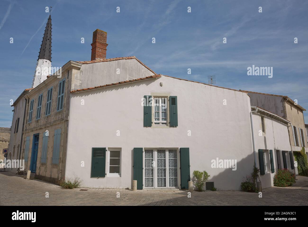 Église d'Ars avec clocher noir et blanc de l'Ile de Re en Charente France. Banque D'Images