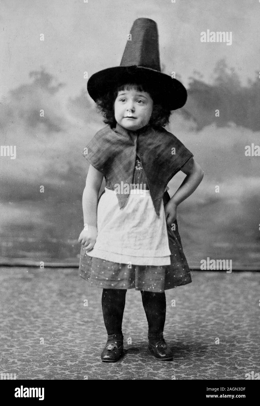 Une jeune fille pose en robe traditionnel gallois, dans un studio, ca. 1915. Banque D'Images