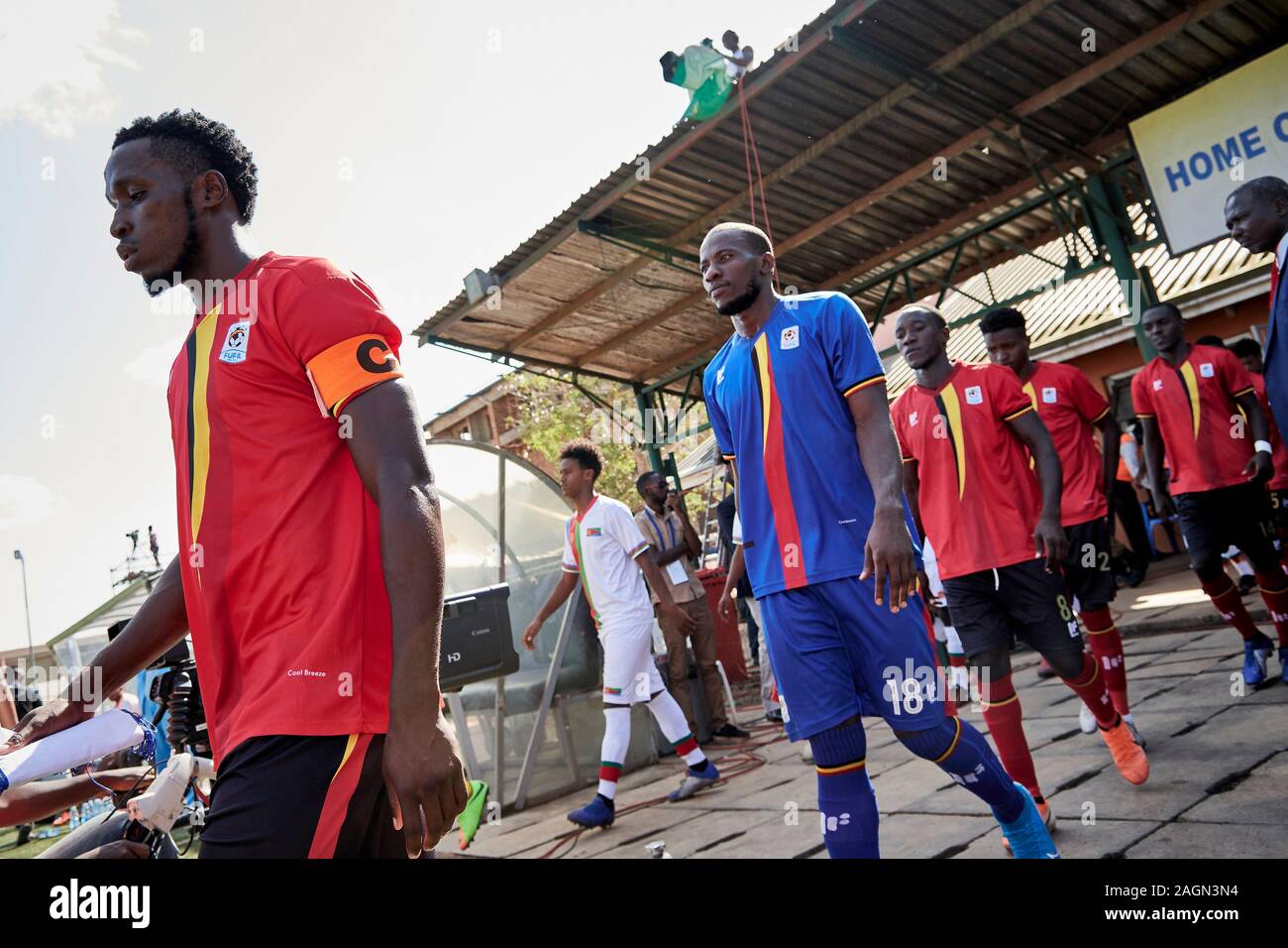 Kampala, Ouganda. 19 Dec 2019. Les joueurs de l'Ouganda à pied du tunnel au début du jeu. L'Érythrée, l'Ouganda v, finale Senior CECAFA Challenge Cup 2019. Star fois Stadium à Lugogo. L'Ouganda par la suite gagner 3-0, et réclamer leur 15e titre de la CECAFA (mais seulement la seconde où ils l'ont fait sans perdre aucune partie dans le tournoi). XtraTimeSports (Crédit : Darren McKinstry) / Alamy. Banque D'Images