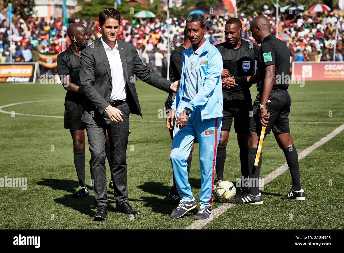 Kampala, Ouganda. 19 Dec 2019. Johnathan McKinstry (entraîneur-chef, Ouganda) et Haile Alemseched Efrem (entraîneur-chef, l'Érythrée) avant le jeu. L'Érythrée, l'Ouganda v, finale Senior CECAFA Challenge Cup 2019. Star fois Stadium à Lugogo. L'Ouganda par la suite gagner 3-0, et réclamer leur 15e titre de la CECAFA (mais seulement la seconde où ils l'ont fait sans perdre aucune partie dans le tournoi). XtraTimeSports (Crédit : Darren McKinstry) / Alamy. Banque D'Images