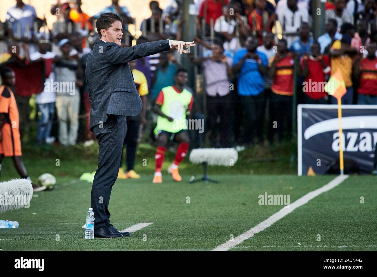 Kampala, Ouganda. 19 Dec 2019. Johnathan McKinstry (entraîneur-chef, Ouganda) demande d'instructions de la ligne latérale. L'Érythrée, l'Ouganda v, finale Senior CECAFA Challenge Cup 2019. Star fois Stadium à Lugogo. L'Ouganda par la suite gagner 3-0, et réclamer leur 15e titre de la CECAFA (mais seulement la seconde où ils l'ont fait sans perdre aucune partie dans le tournoi). XtraTimeSports (Crédit : Darren McKinstry) / Alamy. Banque D'Images