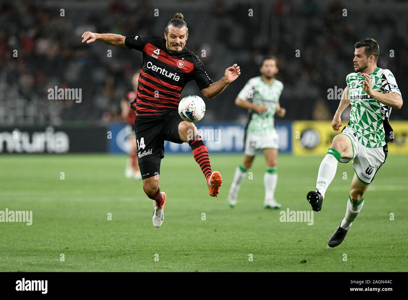 20 décembre 2019 ; Bankwest, Parramatta Stadium, New South Wales, Australie, Australian Football League, un Western Sydney Wanderers contre Western United ; Alexander Meier de Western Sydney Wanderers contrôle la balle sous la pression de Brendan de Hamill Western United - usage éditorial Banque D'Images