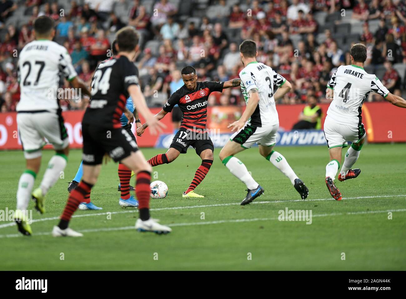 20 décembre 2019 ; Bankwest, Parramatta Stadium, New South Wales, Australie, Australian Football League, un Western Sydney Wanderers contre Western United ; Keanu Baccus de Western Sydney Wanderers pousses à partir de l'entrée de la surface - usage éditorial Banque D'Images