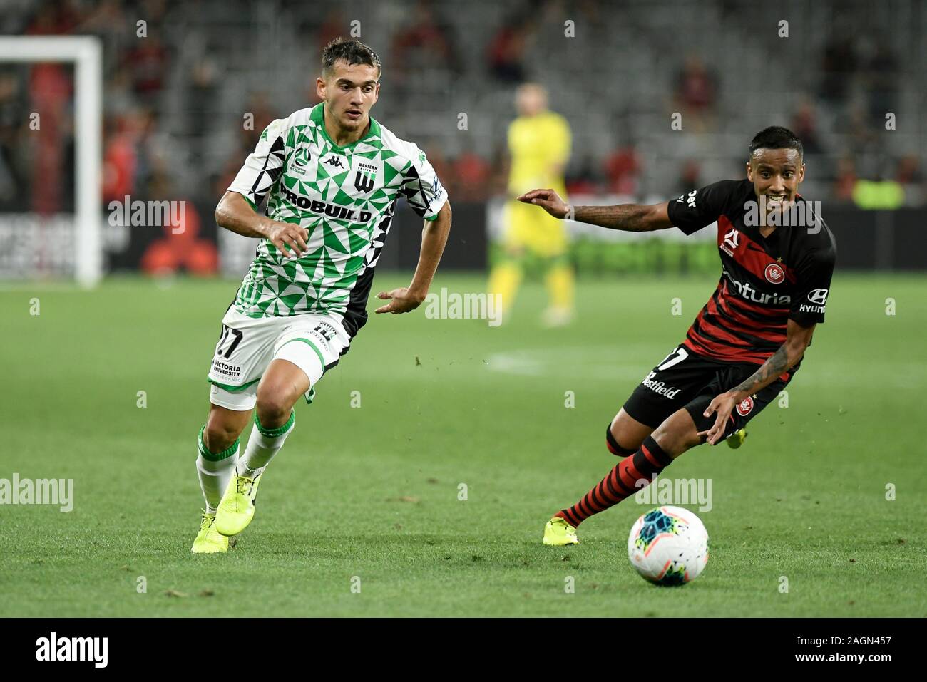 20 décembre 2019 ; Bankwest, Parramatta Stadium, New South Wales, Australie, Australian Football League, un Western Sydney Wanderers contre Western United ; Jerry Skotadis de Western United va passé Keanu Baccus de Western Sydney Wanderers - usage éditorial Banque D'Images