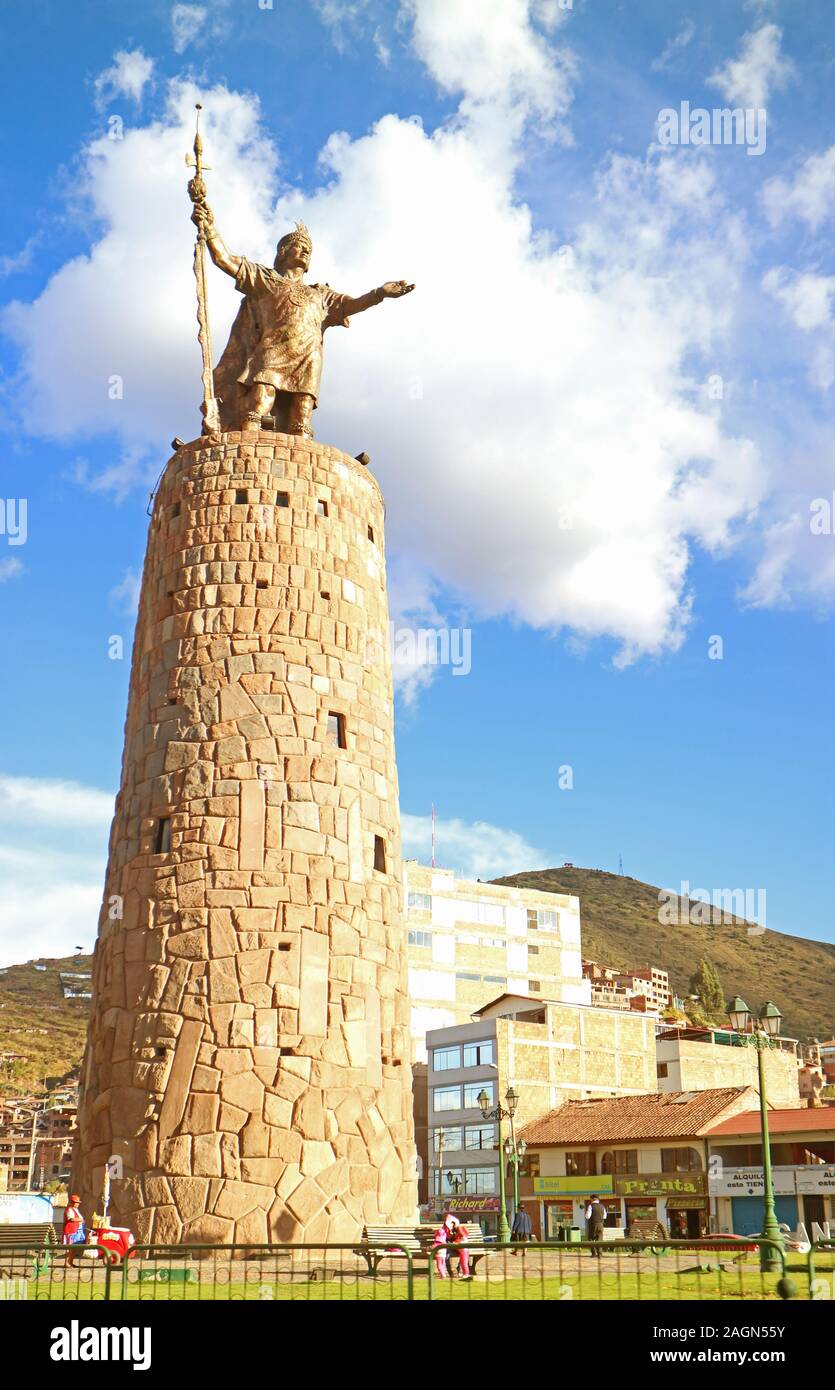 Le grand monument Pachacutec sur le rond-point de l'Avenida del Sol Street à Cusco, Pérou Banque D'Images