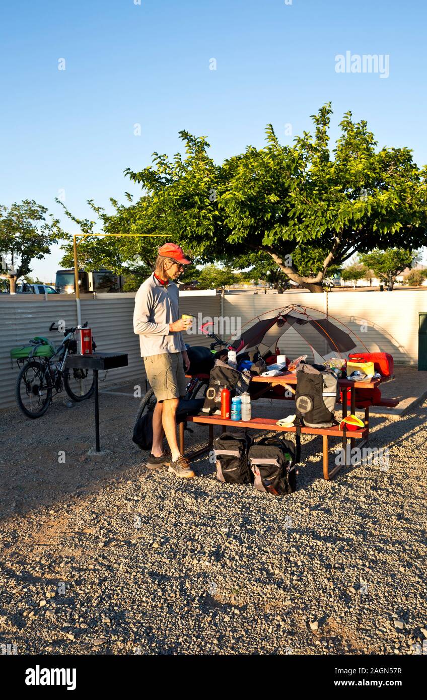 Nouveau Mexique - Tôt le matin à Lordsburg KOA Campground, d'emballage et de l'organisation de pignon en attente de transport vers l'extrémité sud de l'GDMBR. Banque D'Images