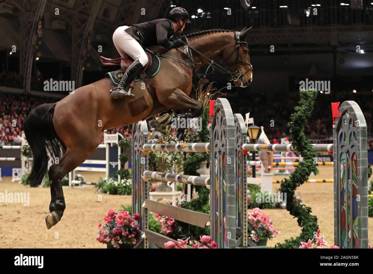 Londres, ANGLETERRE - 19 décembre Olivier Philippaerts équitation pendant l'ouragan- Champagne Tattinger Ivy Stakes à l'International Horse Show à l'Olympia à Londres le jeudi 19 décembre 2019. (Crédit : Jon Bromley | MI News) Credit : MI News & Sport /Alamy Live News Banque D'Images