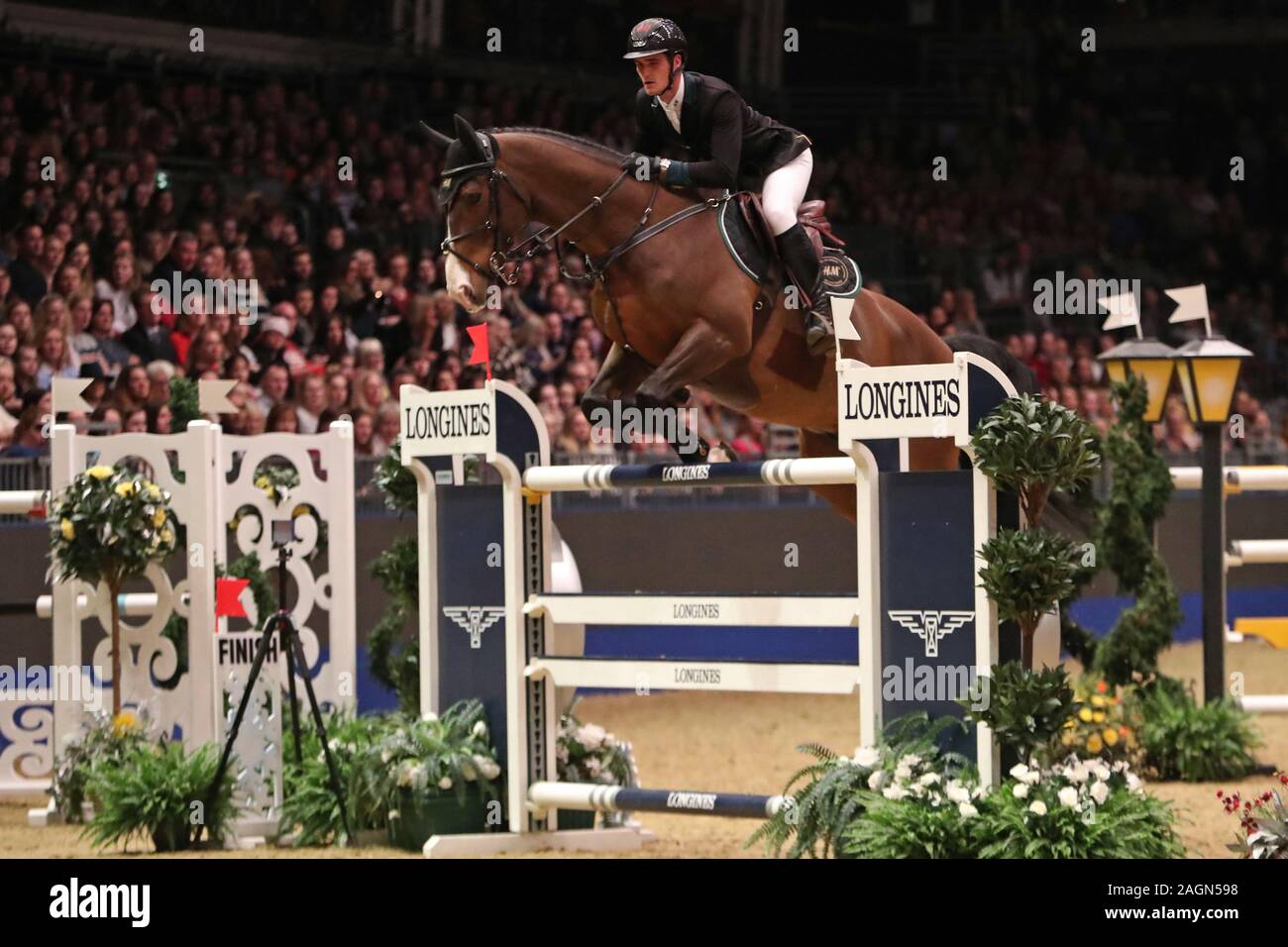 Londres, ANGLETERRE - 19 décembre Olivier Philippaerts équitation pendant l'ouragan- Champagne Tattinger Ivy Stakes à l'International Horse Show à l'Olympia à Londres le jeudi 19 décembre 2019. (Crédit : Jon Bromley | MI News) Credit : MI News & Sport /Alamy Live News Banque D'Images