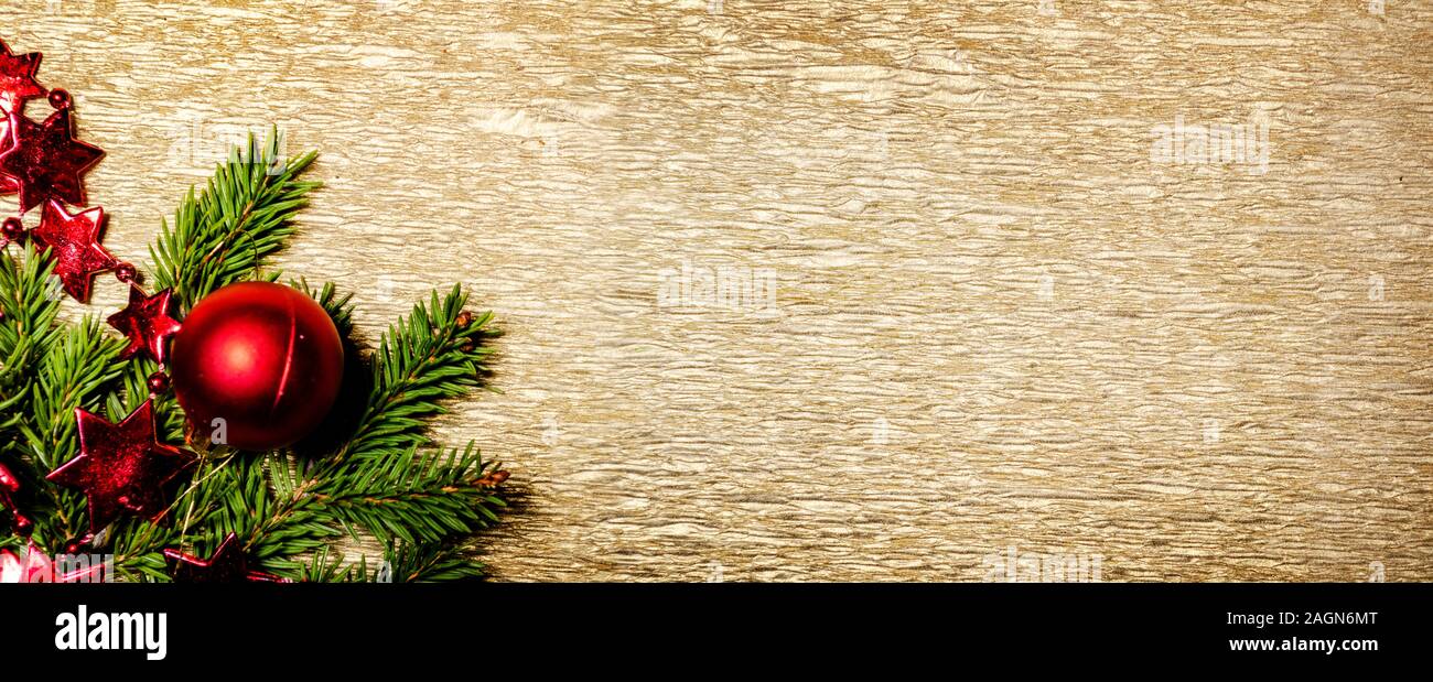 Noël et nouvel an fond d'or de luxe design. Maison de vacances de décoration de Noël et de pins sur gold glitter texture. Maison de vacances d'hiver. Banque D'Images