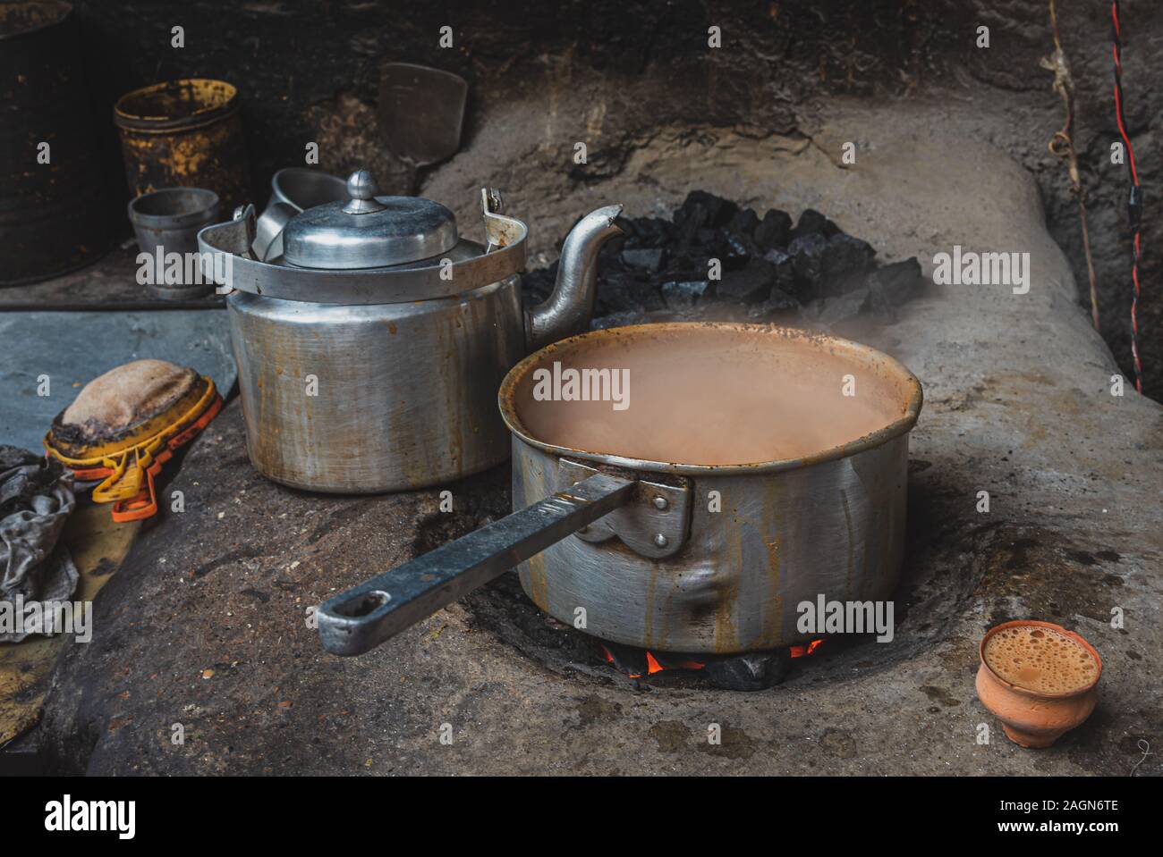 Le style indien en bordure de lait chaud/thé Chai . Focus sélectif est utilisé. Banque D'Images
