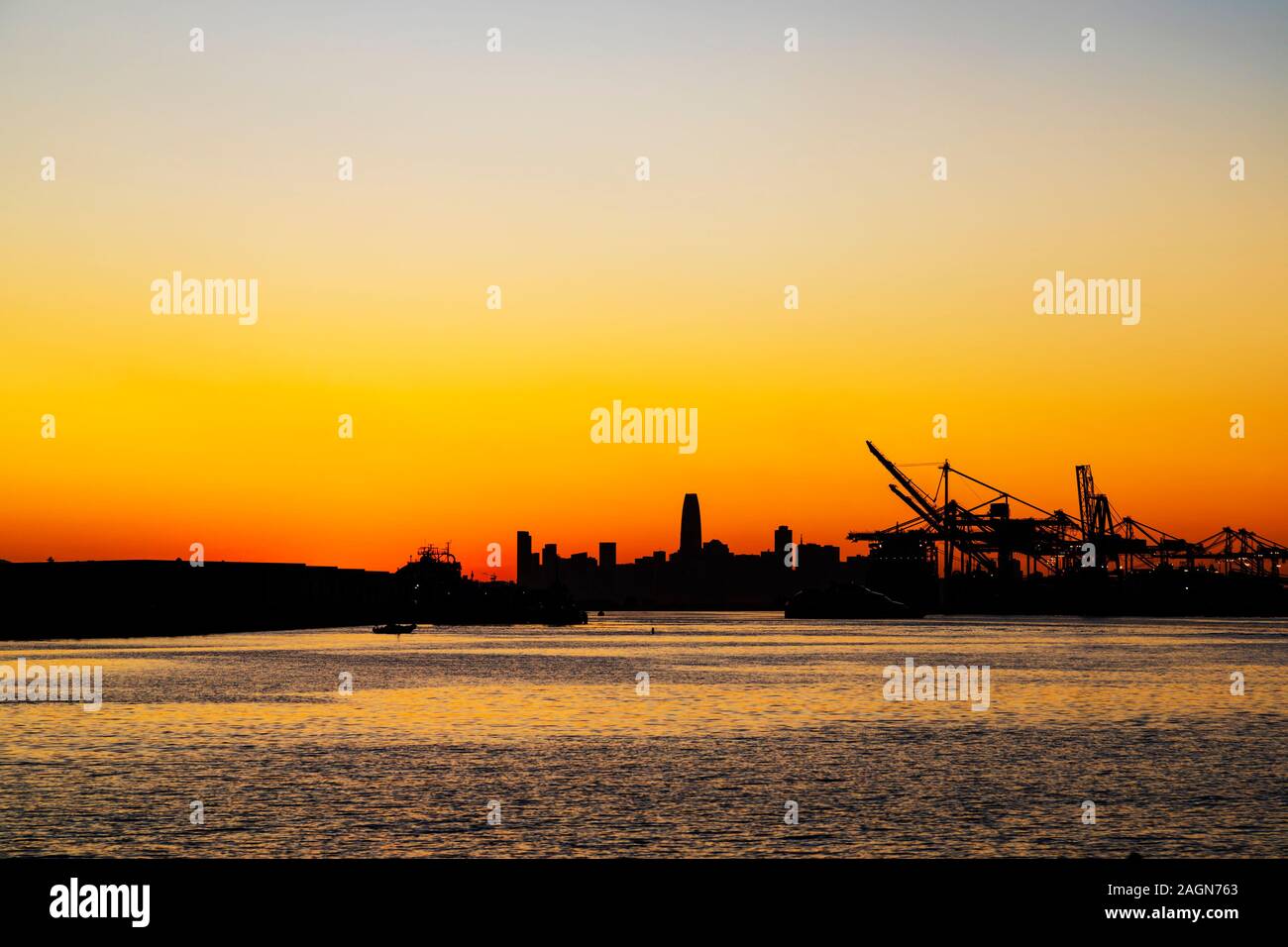 Coucher de soleil sur l'horizon de San Francisco et Oakland Port. Californie, États-Unis d'Amérique Banque D'Images