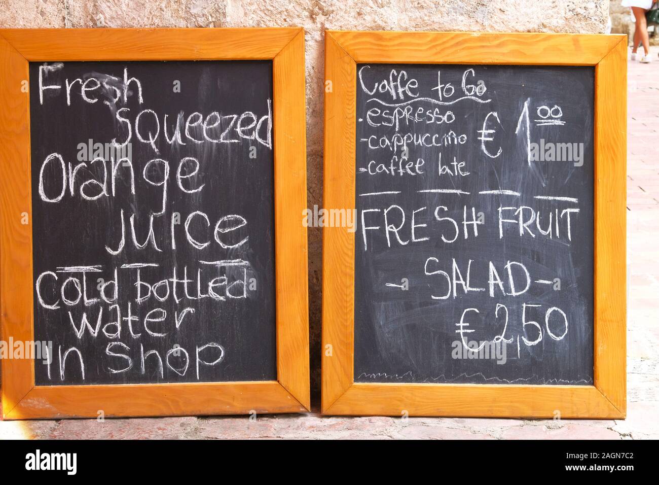 Conseil d'Menu petit café de la rue ou au restaurant. Tableau blanc avec texte de menu dans une ville européenne. Banque D'Images