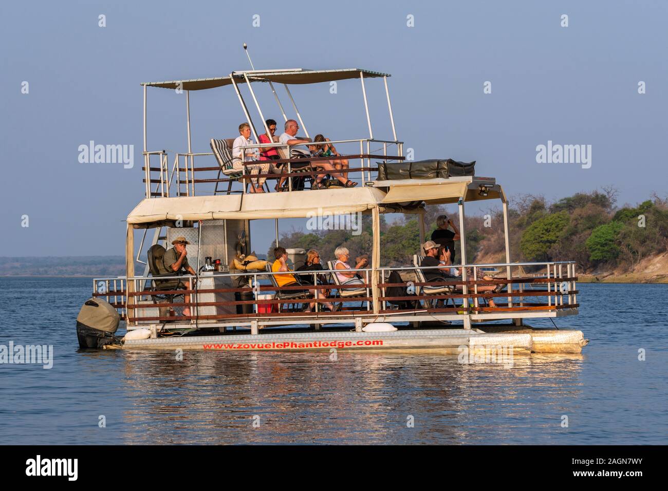 Bateau de tourisme sur la rivière Chobe dans le Parc National de Chobe, Botswana, Afrique du Sud Banque D'Images