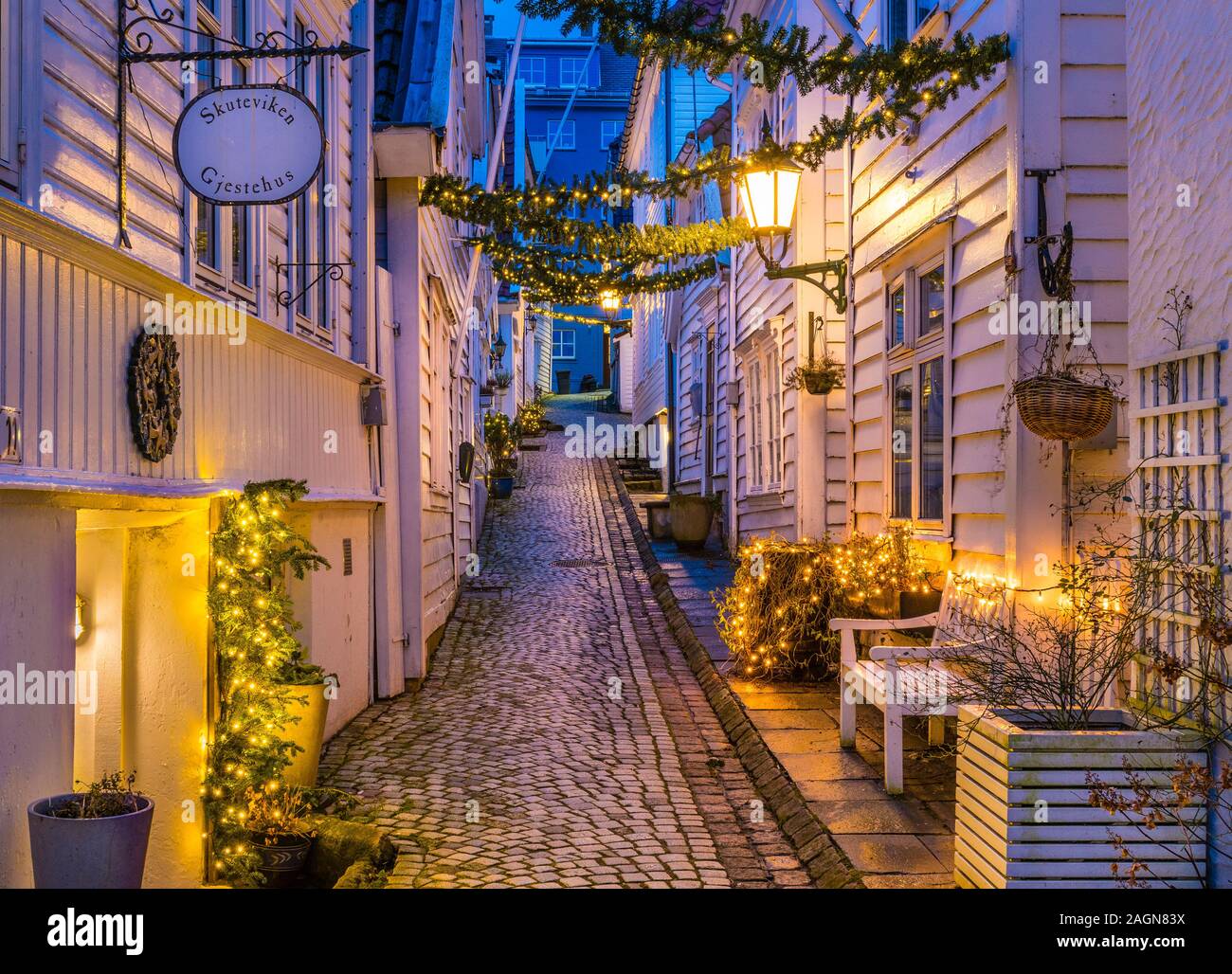 Parmi les vieux noël, maisons en bois dans les rues étroites de Skuteviken à Bergen, Norvège. Banque D'Images