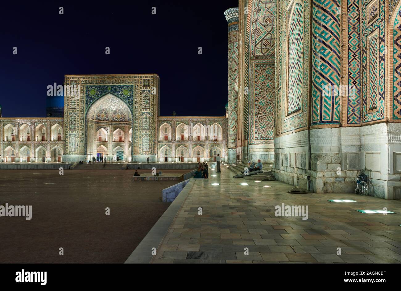 Allumé Tilya-Kori Madrasah-célèbre de Registan, à Samarkand, Ouzbékistan, l'Asie centrale Banque D'Images