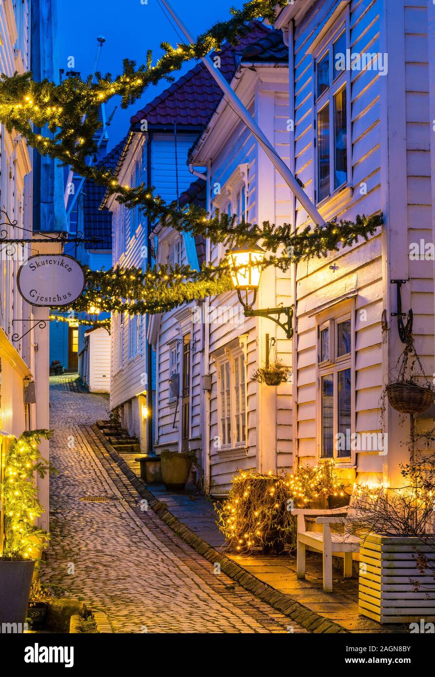 Parmi les vieux noël, maisons en bois dans les rues étroites de Skuteviken à Bergen, Norvège. Banque D'Images