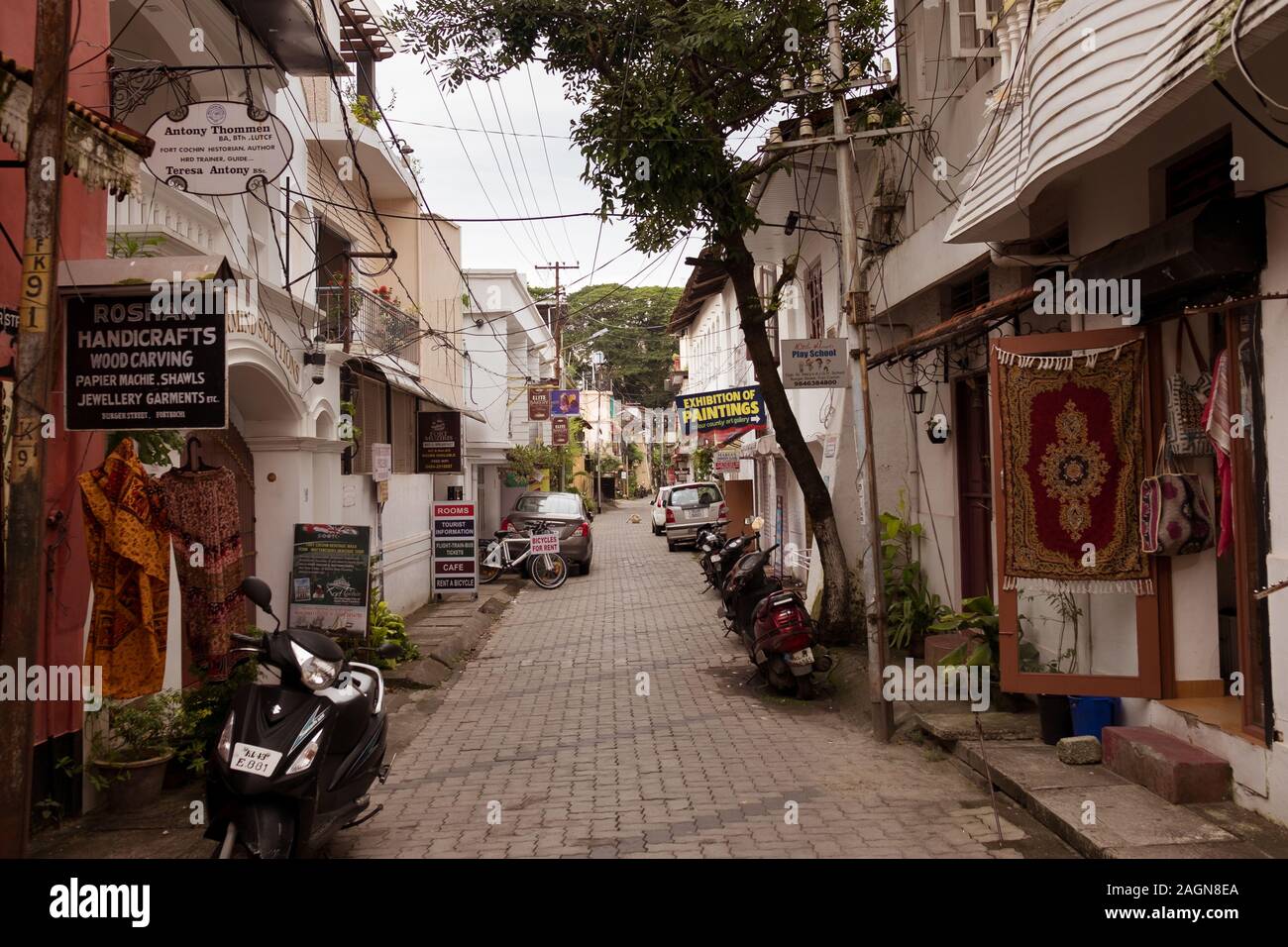 Cochin, Inde - 20 septembre 2019 - vue sur la vieille ville alley street dans le Kerala ville avec l'architecture classique néocolonial et boutiques d'artisanat et st Banque D'Images