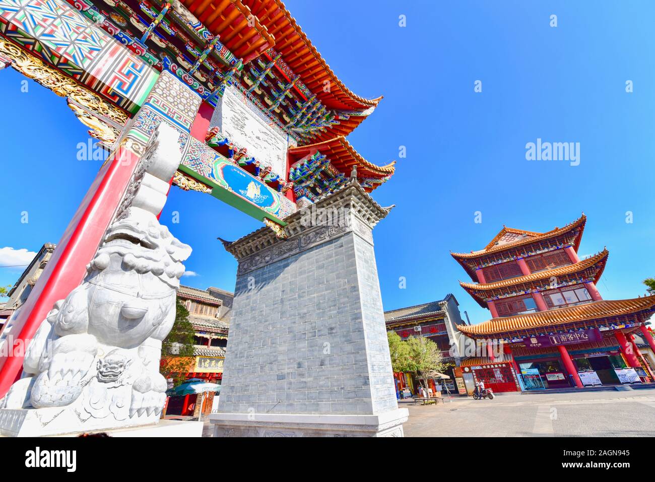 Statue Du Lion De Pierre Et Porte Chinoise À Guandu Ancient Town À Kunming, Chine Banque D'Images