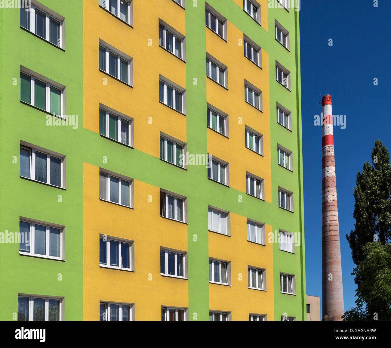 Appartement moderne de haute élévation et vieille cheminée, Brno, République Tchèque, Europe Banque D'Images