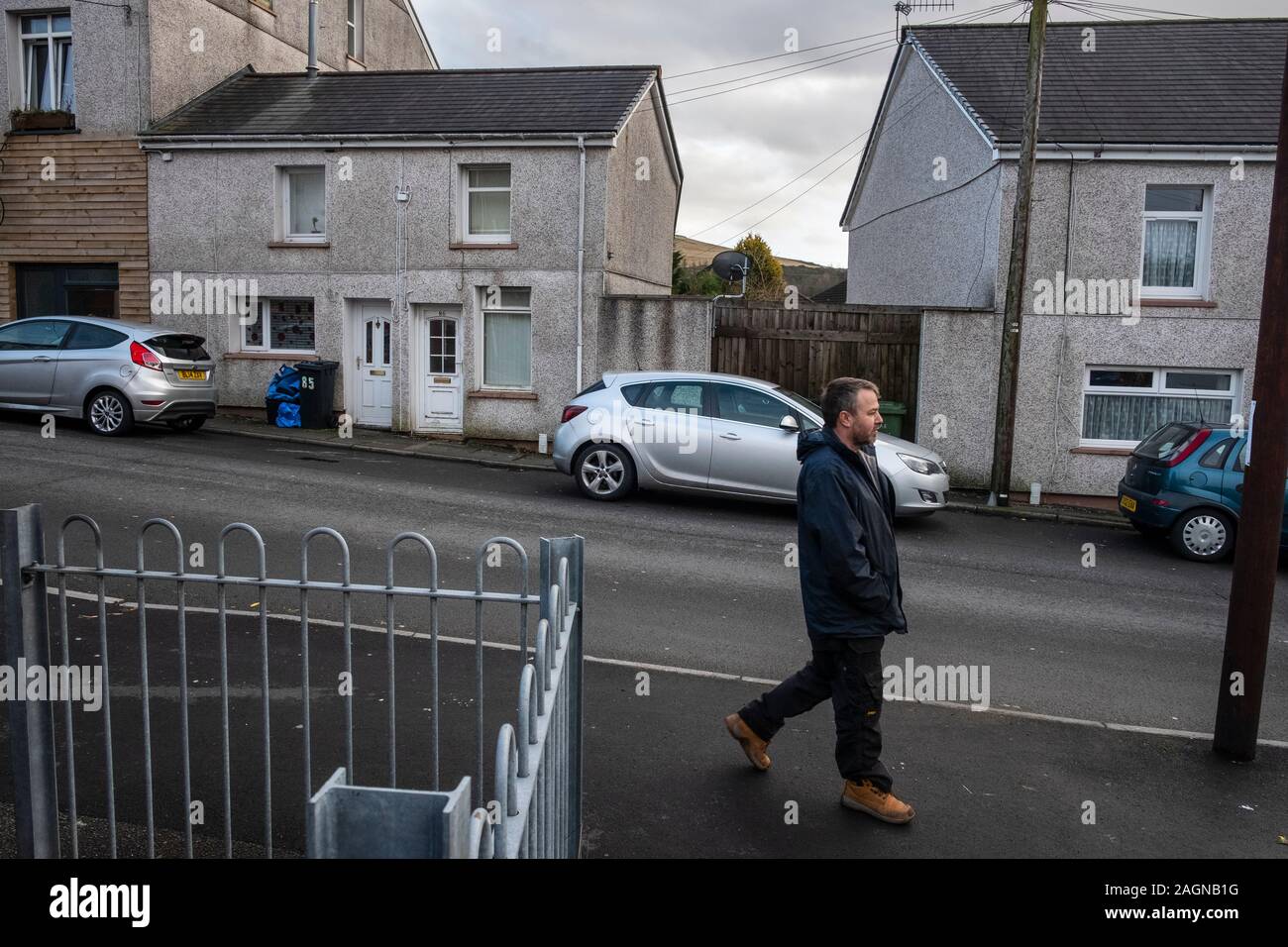 La rue principale dans Caeharris, un ancien village minier de charbon à Merthyr Tydfil, South Wales Banque D'Images