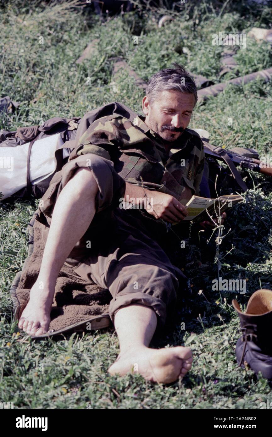 13 août 1993 pendant la guerre en Bosnie : un soldat serbe de Bosnie () se détend dans le soleil chaud sur la montagne Bjelašnica après d'intenses combats avec les forces de l'armée. Banque D'Images