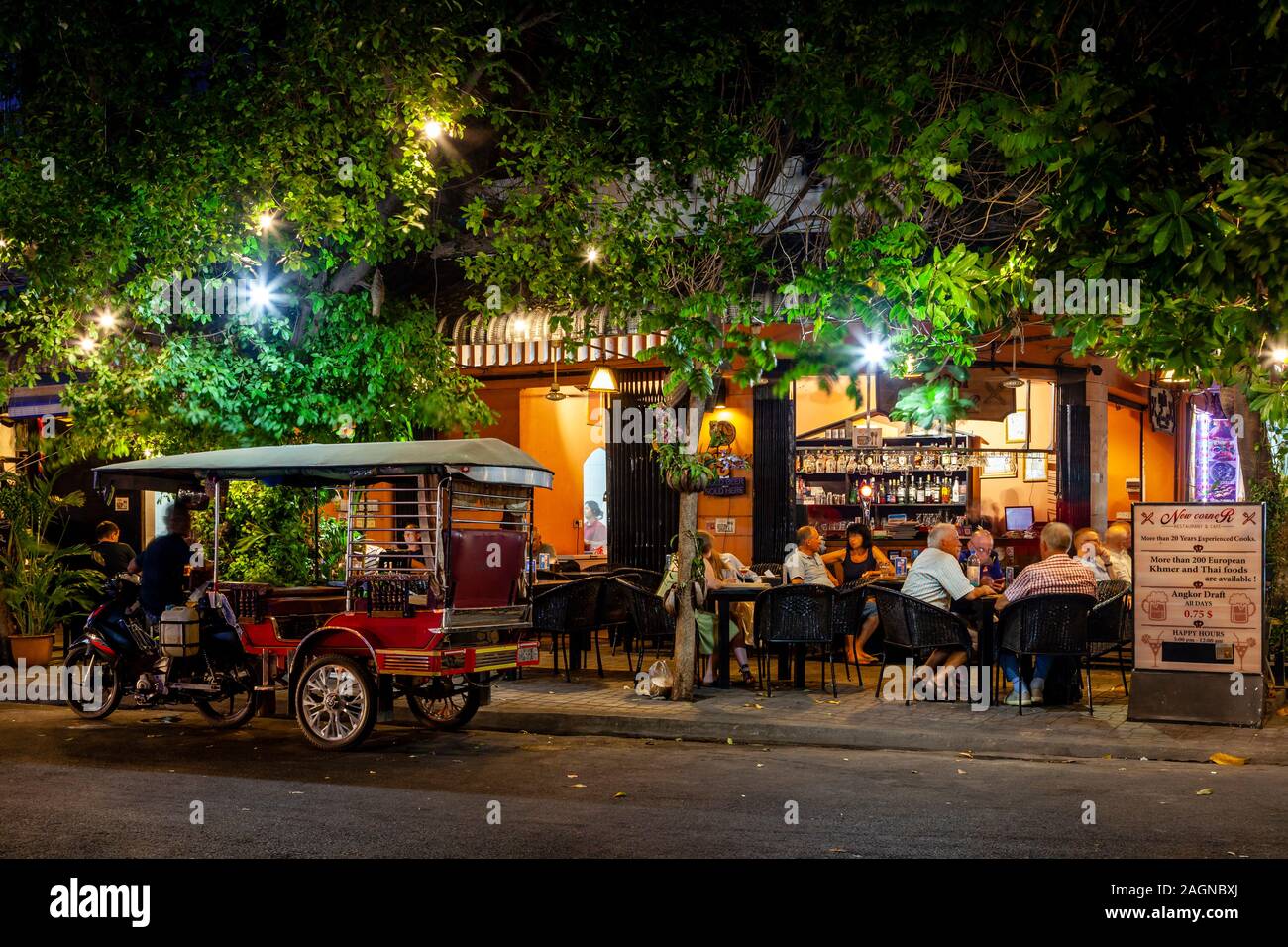 Un café dans la zone de fleuve de nuit, Phnom Penh, Cambodge. Banque D'Images