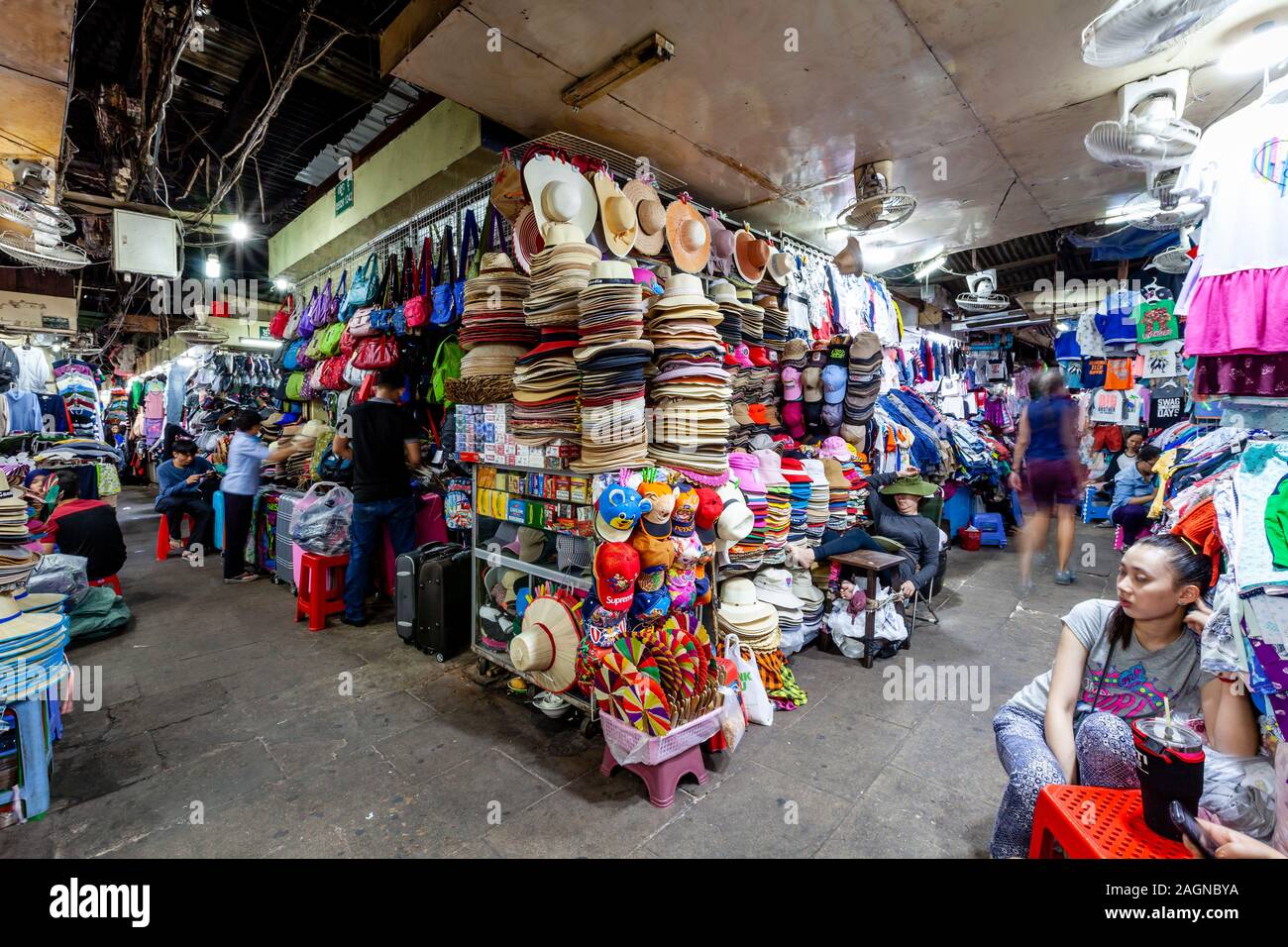 Des sacs et des vêtements pour vendre au marché russe, Phnom Penh, Cambodge. Banque D'Images