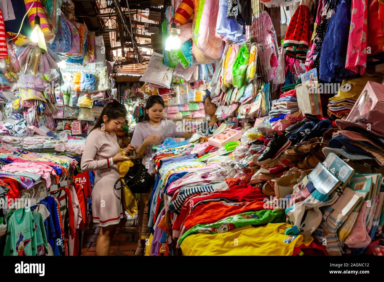 Les jeunes femmes Shopping au marché russe, Phnom Penh, Cambodge. Banque D'Images