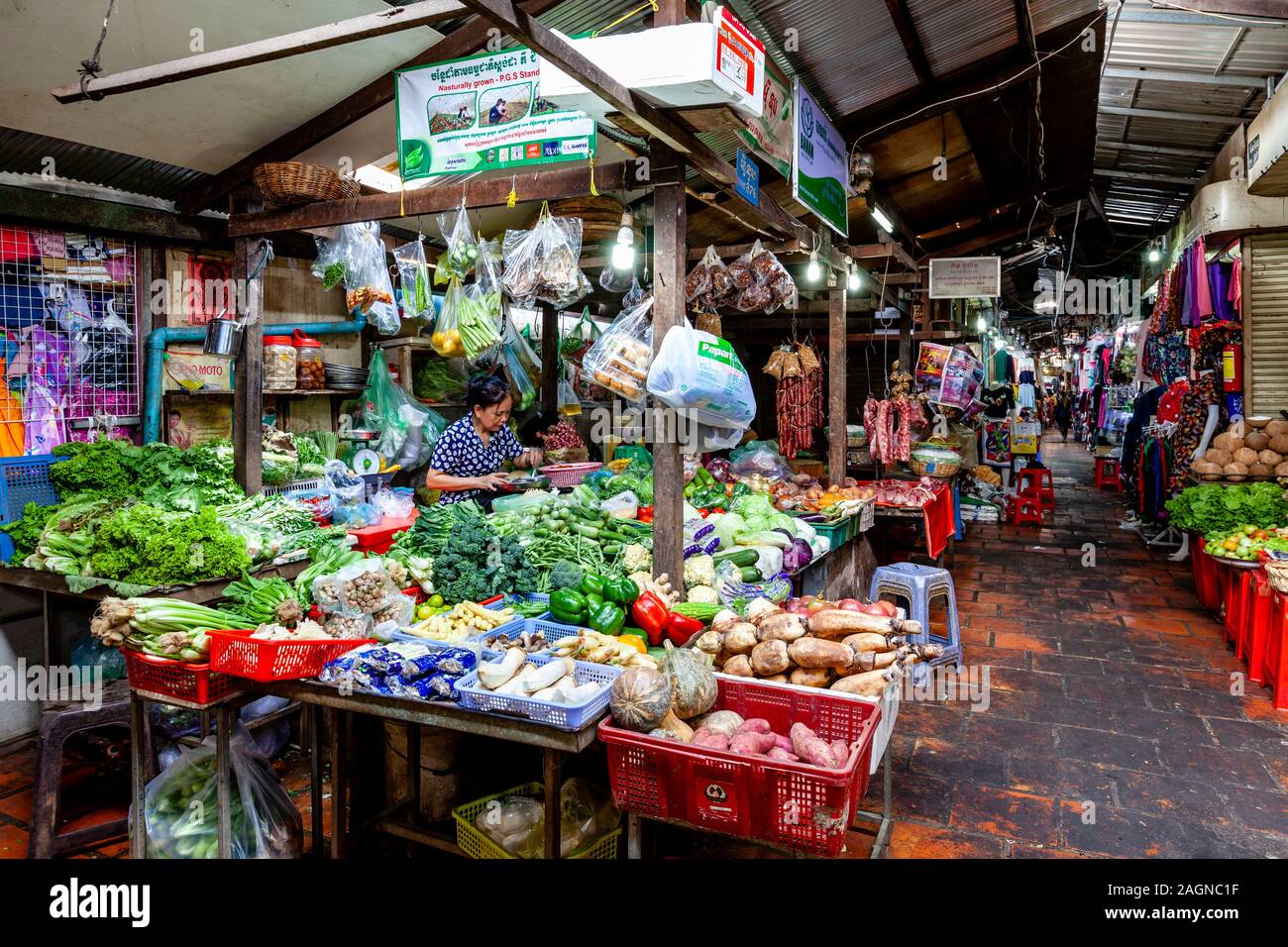 Des légumes pour la vente au marché russe, Phnom Penh, Cambodge. Banque D'Images